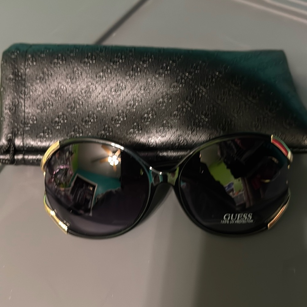 Brand new Guess Sunglasses - Picture 1 of 3